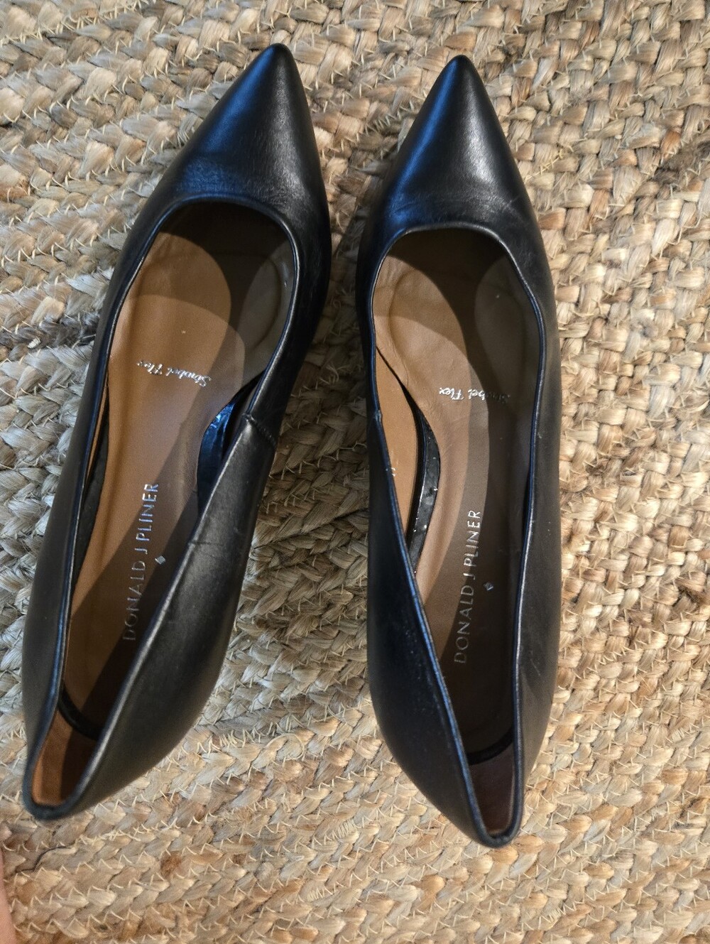 Donald J‎ Pliner Rome 085 Black Leather Pointed Toe Kitten Heel Pumps Spain 8.5M